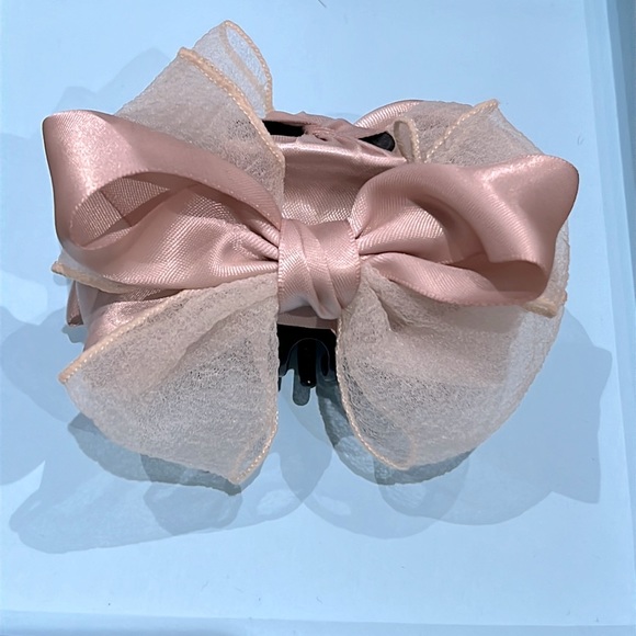 $20/2 Beige and pink hair clip - Picture 1 of 3